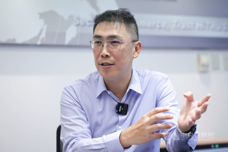 網際威信執行長郭澄逸說明,公司的研發心血不僅在數發部、經濟部等部會舉辦的AI數位創新、智慧創新大賽中嶄露頭角,也進一步吸引客戶導入解決方案,讓技術真正打進市場。中央社記者裴禛攝 114年9月24日