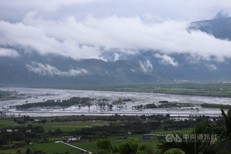 花蓮馬太鞍溪堰塞湖溢流，造成嚴重災情與傷亡，24日從高處眺望光復鄉，可見大片泥沙、土石漫流。中央社記者李先鳳攝　114年9月24日