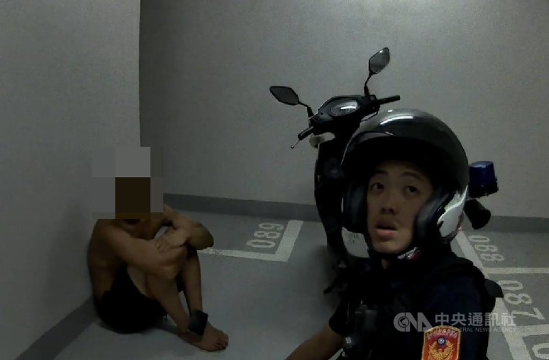 台中警方日前巡邏發現1輛車牌遭註銷的自小客車，上前攔查時對方拒檢，車上多名疑似失聯移工棄車逃逸，其中1人跑進停車場，警方最終成功將人壓制逮捕，還查獲毒品。（翻攝照片）中央社記者蘇木春傳真　114年9月24日