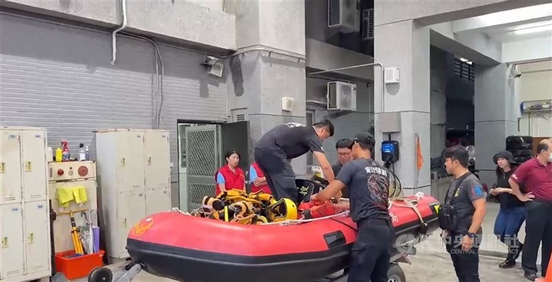 花蓮馬太鞍溪堰塞湖23日溢流釀災情，台東縣消防局緊急派遣水域專責隊人員馳援花蓮。（中央社檔案照片）