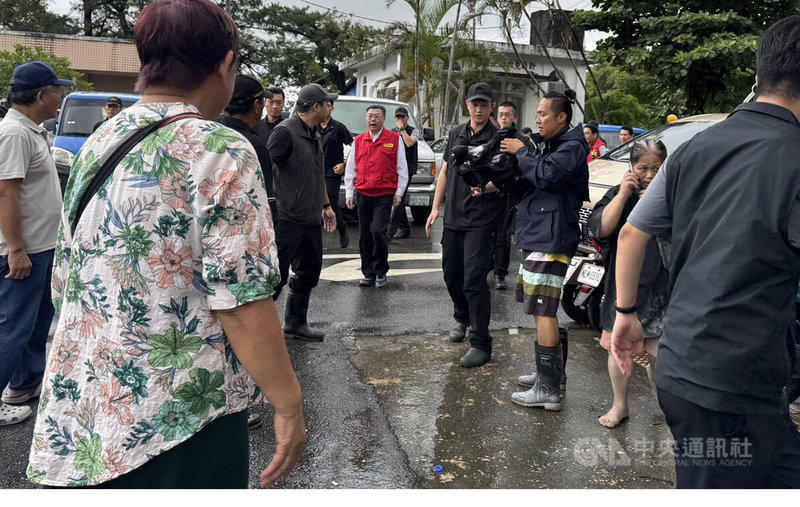 花蓮馬太鞍溪堰塞湖23日溢流釀災，行政院長卓榮泰（中紅衣者）24日赴花蓮視察馬太鞍溪橋、台鐵光復站等災損情形與後續處置，並到馬太鞍教會關心收容安置狀況。中央社記者張祈攝　114年9月24日