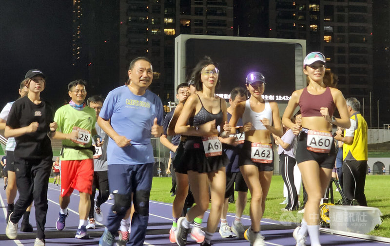 新北市政府員工5000公尺挑戰測驗有近300名員工報名，24日晚間在板橋第一運動場登場，市長侯友宜（左3）參與，一同揮灑汗水。中央社記者王鴻國攝　114年9月24日