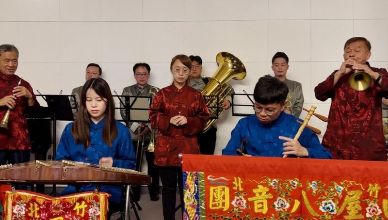 台灣客家八音與銅管合奏登斯洛伐克舞台。「田屋北管八音團」、「新竹北埔八音團」與「銅好重奏團」於23日在布拉提斯拉瓦的瑞奇宮演出。（駐斯洛伐克代表處提供）中央社記者劉郁葶布拉格傳真　114年9月24日