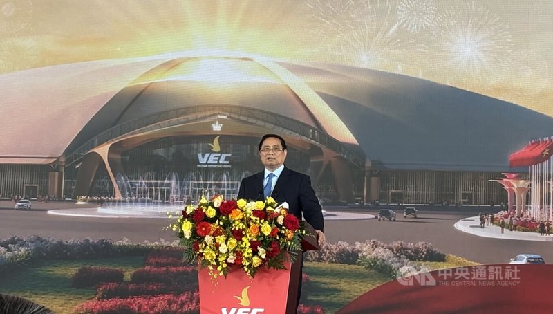 越南總理范明正今天表示，將繼續推動與美國貿易談判。但同一時間，面對全球不確定性，越南開始尋求多角化出口市場，預計第四季將與南方共同市場以及波斯灣合作理事會簽署自由貿易協定。圖為范明正8月19日於越南展覽中心開幕致詞。中央社記者曾婷瑄河內攝114年9月24日