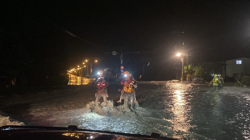花蓮馬太鞍溪堰塞湖溢流，洪水沖斷橋梁，光復鄉部分地區淹水災情嚴重，台東縣消防局支援搶救，截至24日零時，揹著災民徒步跨越泥水撤離至收容所。（台東縣消防局提供）中央社記者李先鳳傳真　114年9月24日