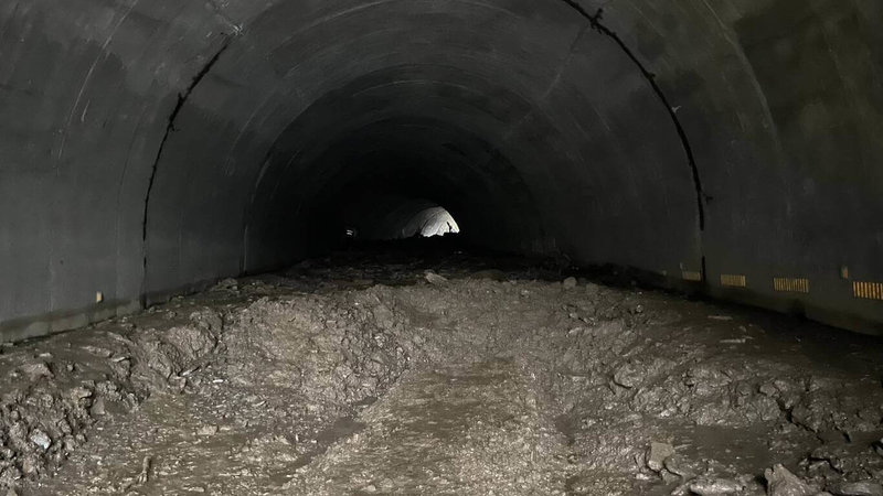 受到連日降雨影響，南橫公路台東端向陽至初來段多處坍方及土石流，彩霞隧道灌入泥漿與土石，整個路段預計25日傍晚搶通。（關山工務段提供）中央社記者李先鳳台東傳真　114年9月24日