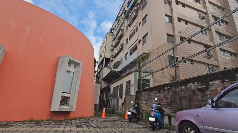 苗栗縣頭份國小附設幼兒園機車停放區，23日竟有1把菜刀從天而降，險些砸中1名實習教師。警方調查是社區公寓住戶疑似不慎掉落，縣府教育處24日表示，將評估加裝防護圍網確保人身安全。（民眾提供）中央社記者管瑞平傳真 114年9月24日