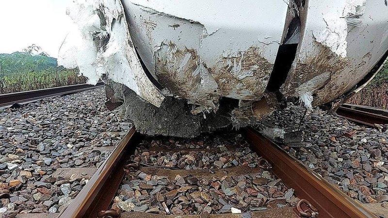 根據台鐵最新通報，24日下午423次新自強號在山里=鹿野間撞擊土堆，列車兩軸出軌。（讀者提供）中央社記者余曉涵傳真　114年9月24日