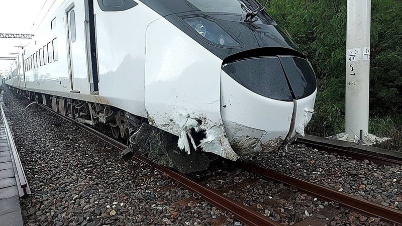 台鐵423次新自強號24日下午在山里=鹿野間撞擊土堆，列車兩軸出軌，目前山里=鹿野間不通。（鐵路警察局提供）中央社記者劉建邦傳真　114年9月24日