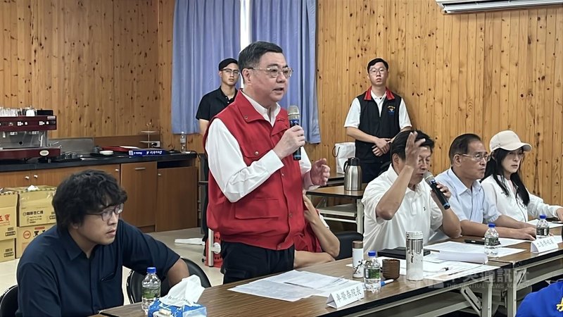 花蓮馬太鞍溪堰塞湖溢流釀災，行政院長卓榮泰（左2）24日前往災區視察、聽取災後處置情形，指示醫療資源務必全面到位，並感謝國軍投入救災。中央社記者張祈攝 114年9月24日