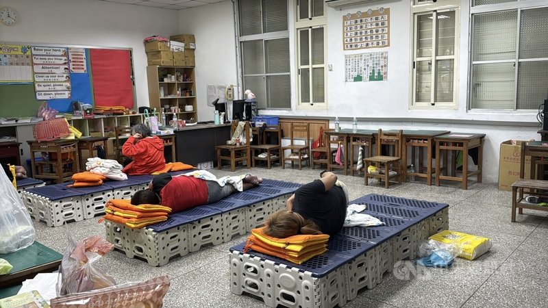 花蓮縣馬太鞍溪堰塞湖溢流釀災,花蓮縣政府累計撤離逾5000名民眾,大進國小開設收容所,安置災民。中央社記者張祈攝 114年9月24日