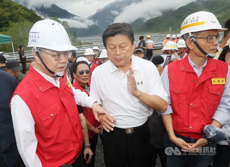 行政院長卓榮泰（左）24日上午視察馬太鞍溪橋災損及搶災情形。隨後趕到的國民黨立院總召傅崐萁（中）要求卓榮泰說明堰塞湖的管理單位應該是中央，且此次都是地方在救災等。卓榮泰回應，中央7月26日起也一路監控堰塞湖，中央、地方都在共同救災。中央社記者郭日曉攝　114年9月24日