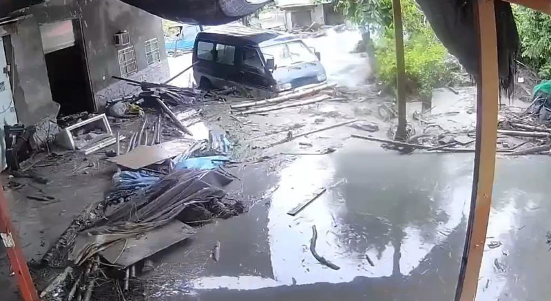 花蓮縣馬太鞍溪堰塞湖23日下午溢流，大水沖入鄰近鄉鎮，許多家戶受損、車輛遭急流沖走。（台灣世界展望會提供）中央社記者張已亷傳真　114年9月24日