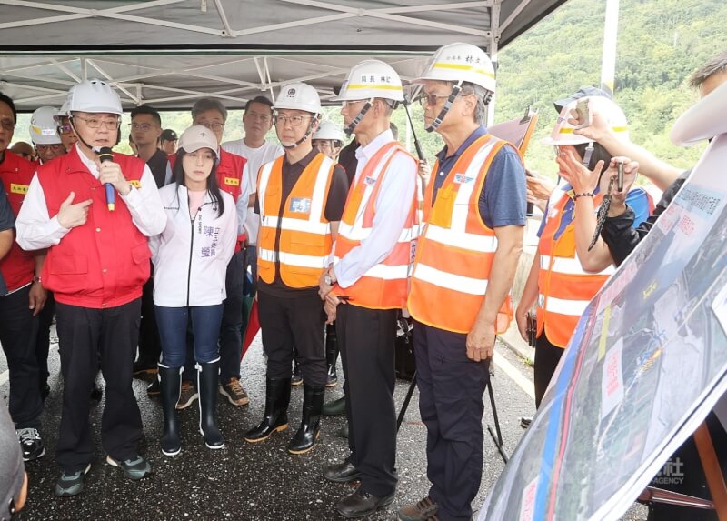 行政院長卓榮泰（左1）24日上午赴花蓮視察馬太鞍溪橋災損及搶災情形。聽取簡報並現場作工作指示。中央社記者郭日曉攝　114年9月24日