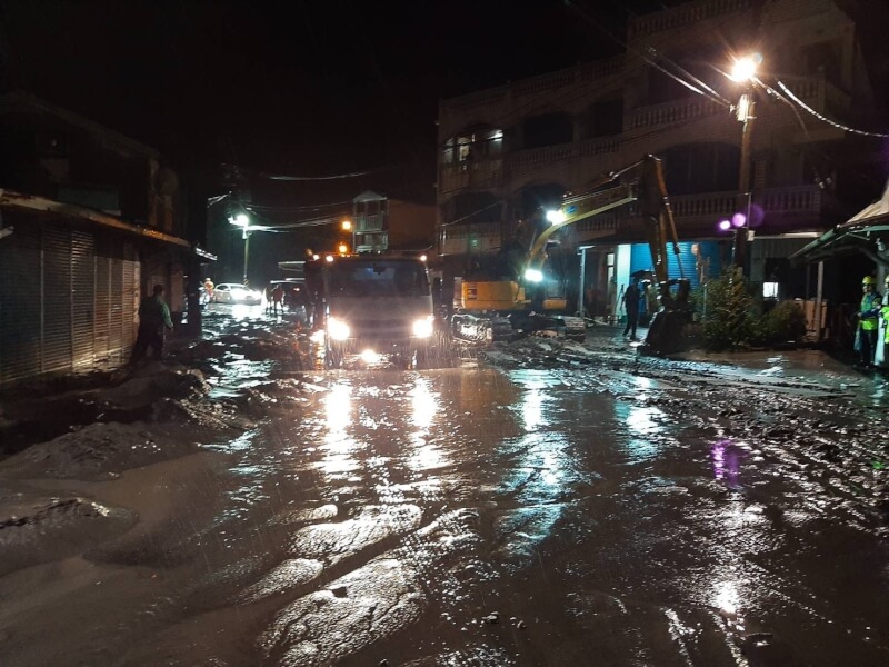 花蓮馬太鞍溪堰塞湖溢流造成光復地區淹水災情,23日晚間淹水漸退,但市區街道到處都是淤泥,縣府調度人力機具展開清理。(花蓮縣政府提供)中央社記者張祈傳真 114年9月23日