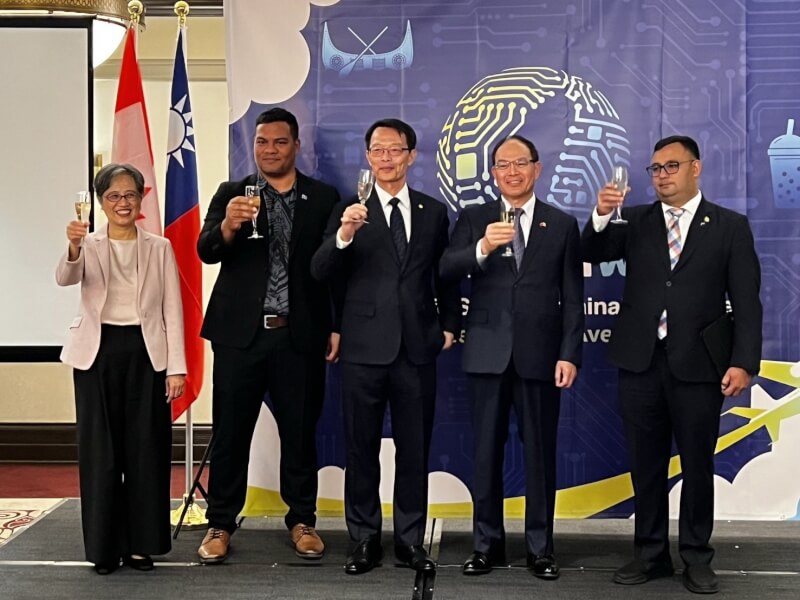 台灣ICAO行動團長林俊良(中)、駐加代表曾厚仁(右2)、駐蒙特婁辦事處長陳淑容(左1)與友邦使節貴賓,22日晚間在台灣ICAO行動團於蒙特婁舉行的外交酒會上,舉杯合影。(駐蒙特婁辦事處提供)中央社記者胡玉立多倫多傳真 114年9月24日