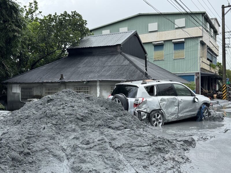 馬太鞍溪堰塞湖溢流沖毀台9線馬太鞍溪橋，造成光復地區淹水，24日積水漸退後，市區滿地泥濘，隨處可見毀損的車輛及土石堆。中央社記者張祈攝　114年9月24日