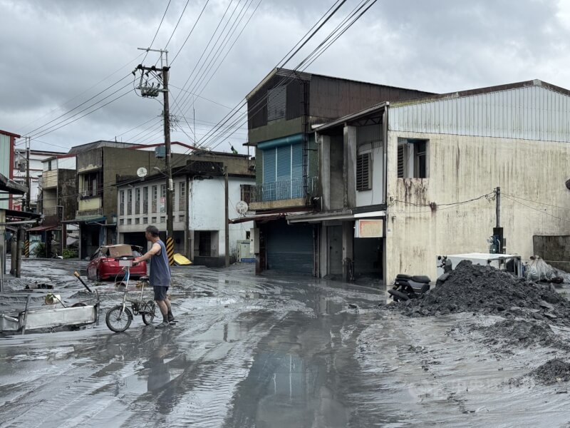 馬太鞍溪堰塞湖溢流釀災，花蓮光復地區一片狼藉，24日路面泥濘難行，且隨處可見大水毀損的物品。中央社記者張祈攝　114年9月24日