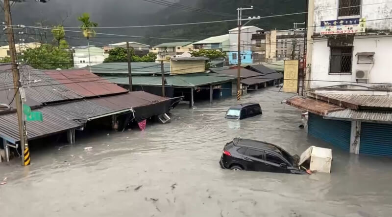 光復鄉23日淹水災情慘重,水深一度高達近1層樓,路上不少車輛泡水,多人受困,街道彷彿成了河道。(民眾提供)中央社記者張祈傳真 114年9月23日