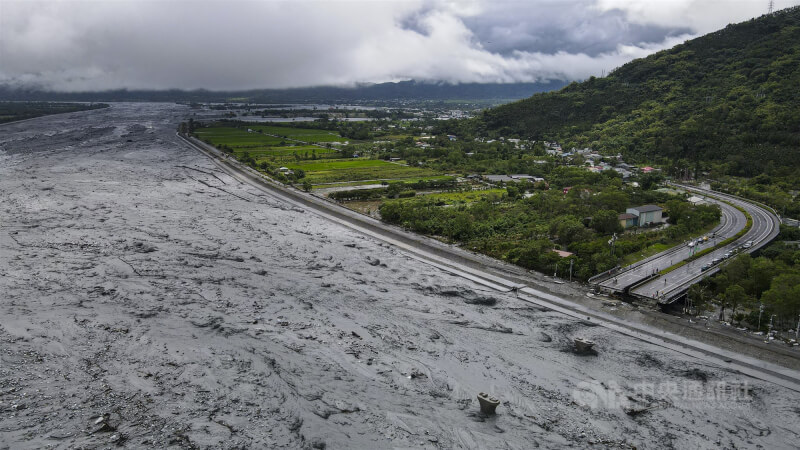 花蓮縣馬太鞍溪堰塞湖溢堤，大量洪水沖斷馬太鞍溪橋，圖為馬太鞍溪橋光復鄉端24日上午現況。中央社記者鄭清元攝　114年9月24日