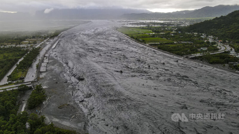 花蓮縣馬太鞍溪堰塞湖23日溢堤，大量洪水沖斷馬太鞍溪橋；大水漫過堤防流到光復鄉大平村、大馬村、馬太鞍部落等，到處都淹水。圖為24日上午陣雨不斷，馬太鞍溪泥水滾滾。中央社記者鄭清元攝　114年9月24日