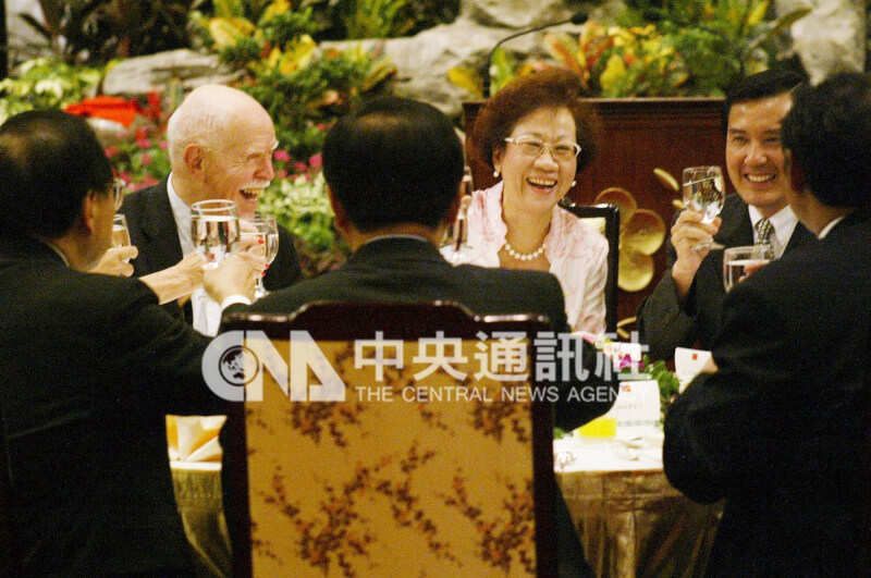 2003年時任副總統呂秀蓮(中)在總統府設宴款待哈佛大學教授、恩師孔傑榮(左),同為校友的時任台北市長馬英九(右)也應邀出席。(中央社檔案照片)