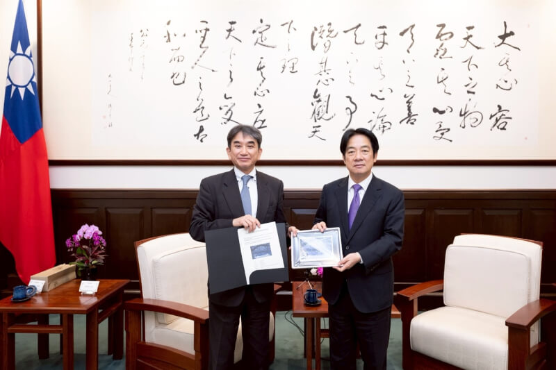 日本前外務省大臣官房長、日本立命館大學教授垂秀夫(左)24日晉見總統賴清德(右)時表示,無論新任的自民黨總裁和日本首相是誰,日本對台及對華政策都不會改變。(總統府提供)中央社記者溫貴香傳真 114年9月24日