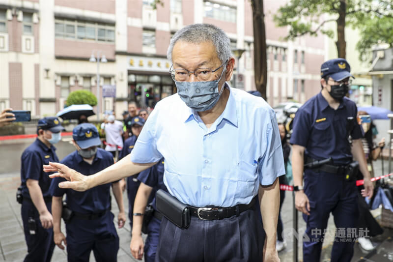 台北地方法院審理京華城及柯文哲政治獻金案，23日再開審理庭，傳喚被告前台北市長柯文哲（中）出庭。（中央社檔案照片）