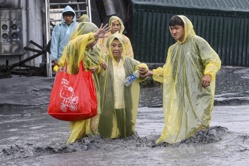 光復鄉居民穿著輕便雨衣涉水撤離。中央社記者鄭清元攝 114年9月24日