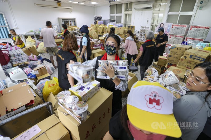 花蓮馬太鞍溪堰塞湖溢流釀災，24日物資湧入大進國小，人員忙著整理分配。中央社記者鄭清元攝　114年9月24日