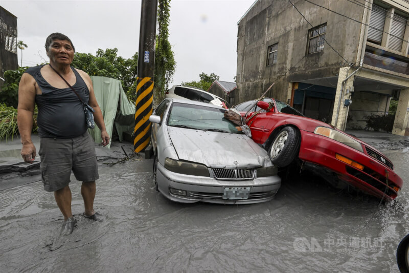 光復市區道路上,多輛汽車被洪水沖走後堆疊在一起。中央社記者鄭清元攝 114年9月24日