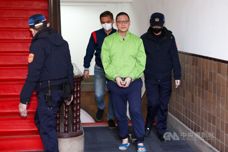 台北市私立培諾米達幼兒園園長之子毛畯珅（綠衣）涉嫌性侵、猥褻、偷拍6名女童，圖為毛畯珅在法警戒護下前往法庭。（中央社檔案照片）