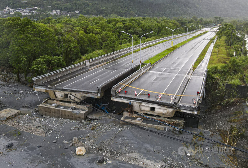 花蓮馬太鞍溪堰塞湖23日下午溢流，黑褐色洪水夾雜土砂迅速向下游沖刷，馬太鞍溪橋不敵大水重擊遭沖斷。圖為24日上午馬太鞍溪橋斷面。中央社記者鄭清元攝　114年9月24日