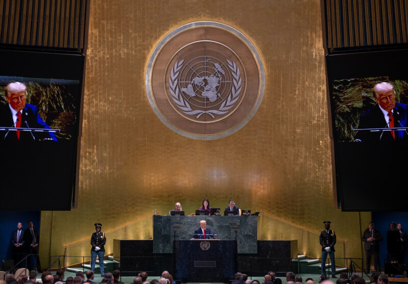 美國總統川普23日在聯合國大會發表演說。（圖取自x.com/WhiteHouse）