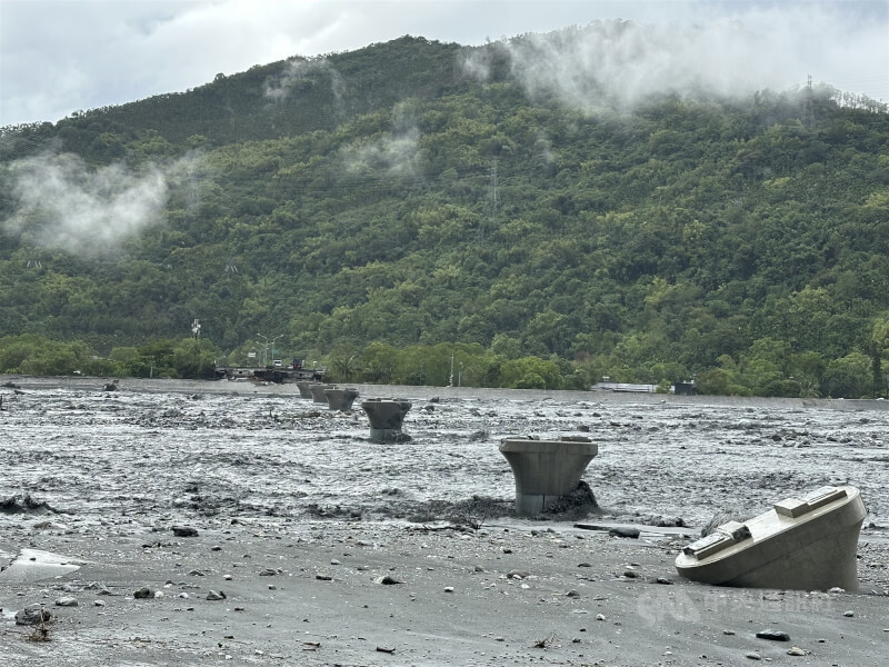 花蓮馬太鞍溪堰塞湖23日下午溢流，洪流挾帶大量土石沖刷，下游馬太鞍溪橋整座不見，目前還看得到橋墩，其中1座已傾斜。中央社記者李先鳳攝　114年9月24日