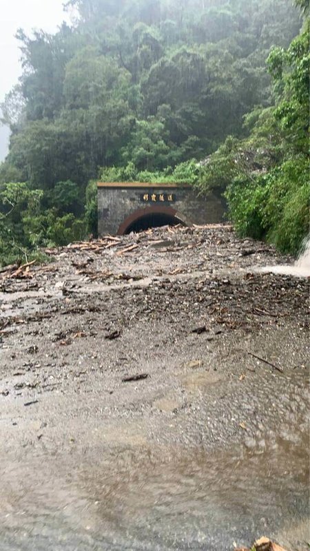 受連日降雨影響,南橫公路台東端向陽至初來段多處坍方及土石流,彩霞隧道灌入泥漿土石,整個路段預計25日傍晚搶通。(關山工務段提供)中央社記者李先鳳台東傳真 114年9月24日