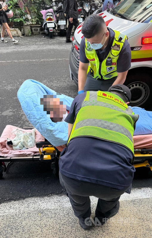 台中市政府話務中心24日接獲恐嚇電話，一名男子揚言「要殺人」，並欲持槍至市府。警方循線前往男子住處逮人，但到場時他呈現酒醉狀態，現場未發現任何槍械等危險物品，依規定強制送醫治療。（翻攝照片）中央社記者蘇木春傳真　114年9月24日