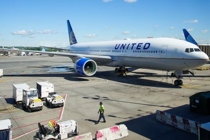 美國聯邦航空總署對聯合航空在美國及加拿大機場的所有航班發布停飛令。圖為聯合航空飛機。（路透社）