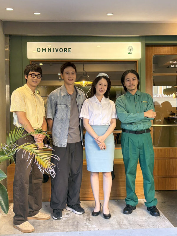 喜劇「新手上路」集結演員黃冠智(左起)與劉冠廷、爆花(蔡亘晏)、楊銘威等人演出,該劇以幽默詼諧的手法切入台灣當代育兒困境,24日開放媒體探班。中央社記者洪素津攝 114年9月24日