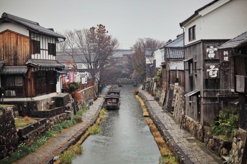 搭屋形船泛遊運河之上，兩岸盡是傳統町屋。