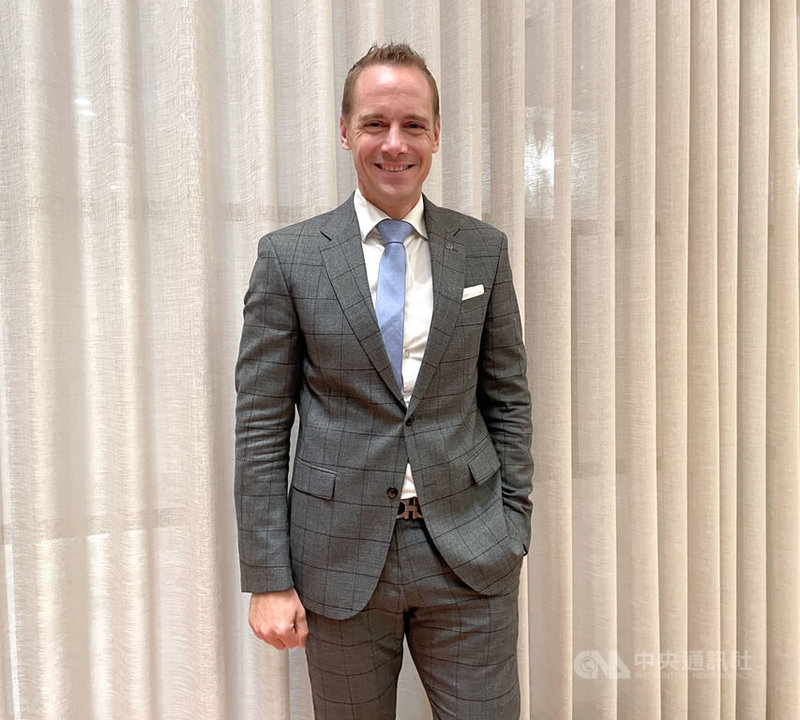 台灣賓士(Mercedes-Benz Taiwan)總裁賴恩凱(Mark Raine)24日表示,今年儘管有大環境變數,但僅是短暫影響,未來台灣車市發展持續正面看待。 中央社記者鍾榮峰攝 114年9月24日