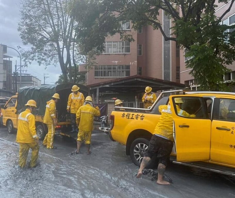 花蓮部分地區積水、泥濘嚴重，造成停電搶修困難。（台電提供）中央社記者曾智怡傳真　114年9月24日