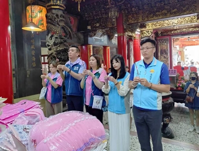 白沙屯媽祖、受天宮玄天上帝、崇受宮九天玄女「三神贊境」27日、28日在南投市登場，南投市長張嘉哲（前右）日前到白沙屯拱天宮參拜，祈求媽祖庇佑活動順利，並向拱天宮管委會說明準備狀況。（南投市公所提供）中央社記者蕭博陽南投縣傳真　114年9月25日