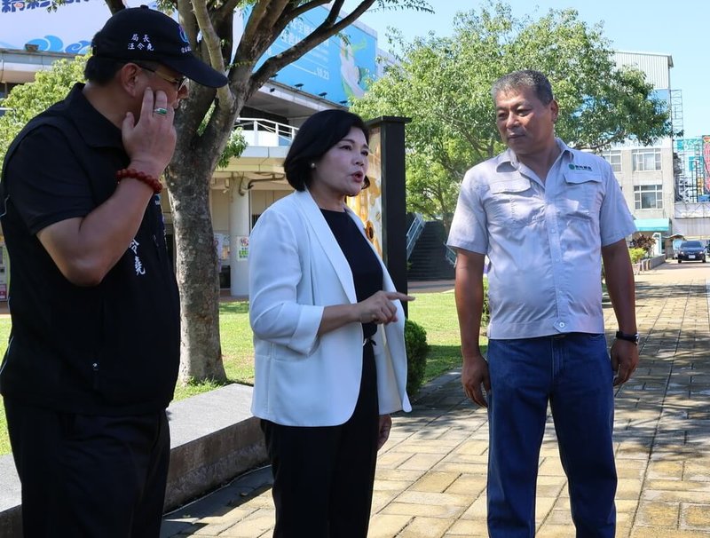 雲林縣長張麗善（中）25日上午在縣長室走廊不慎摔倒，左手撐地受傷，忍痛跑完2個行程後才就醫，檢查發現左手橈骨骨折。（雲林縣政府提供）中央社記者蔡智明傳真　114年9月25日