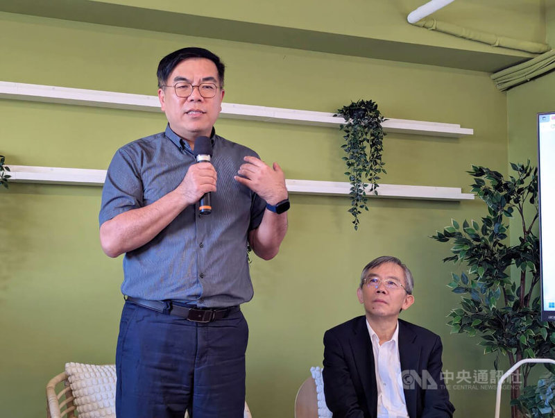 花蓮馬太鞍溪堰塞湖溢流釀災，環境部長彭啓明（左）25日接受媒體聯訪時表示，預估在光復鄉住宅區、農地等全部污泥與垃圾總量就超過1萬噸，希望可以在未來1到2週清除完畢，後續也會協助光復掩埋場重建。中央社記者張雄風攝　114年9月25日