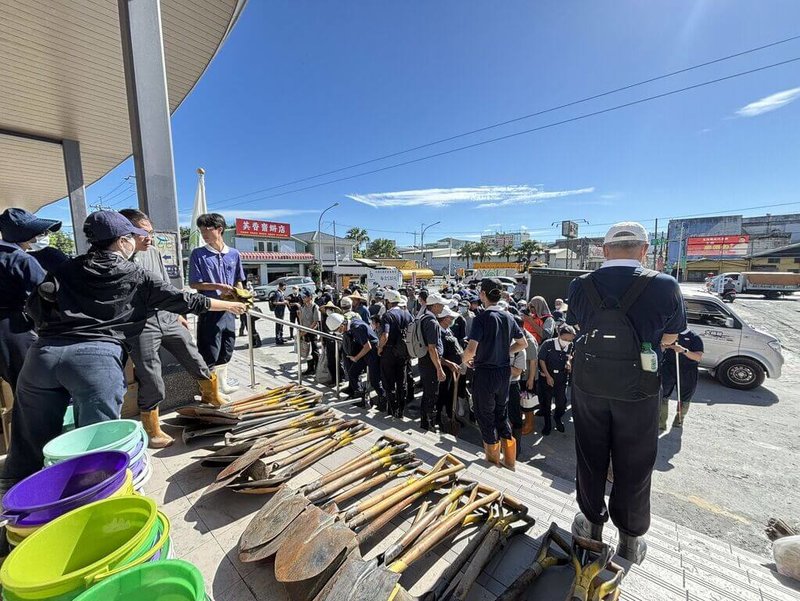馬太鞍溪堰塞湖溢流釀災，慈濟基金會協助復原，25日動員匯聚在光復火車站進行首波清掃工作，清除溢流帶來的淤泥。（慈濟基金會提供）中央社記者吳欣紜傳真　114年9月25日