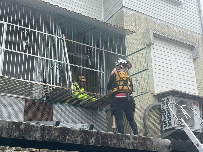 台東縣消防局馳援花蓮堰塞湖潰流洪水救災,兵分兩路搜救光復鄉學士街、中學街與中山路一帶,搜救行動持續進行。(台東縣消防局提供)中央社記者李先鳳傳真 114年9月25日
