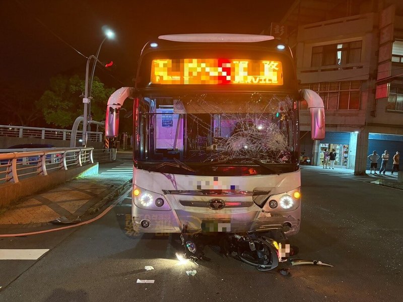 2名國立聯合大學學生24日晚間騎機車雙載,疑似闖紅燈,在苗栗市建功街與中山路口與國光客運發生碰撞,機車卡在車輪下,騎士與乘客送醫不治。(民眾提供)中央社記者管瑞平傳真 114年9月25日