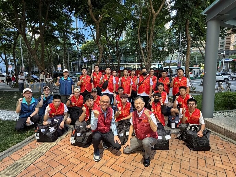 花蓮馬太鞍溪堰塞湖溢流釀嚴重災情，新北市民政局表示，25日起至29日動員20名替代役男前進花蓮災區協助救災。圖為役男整裝出發。（新北市民政局提供）中央社記者曹亞沿傳真　114年9月25日
