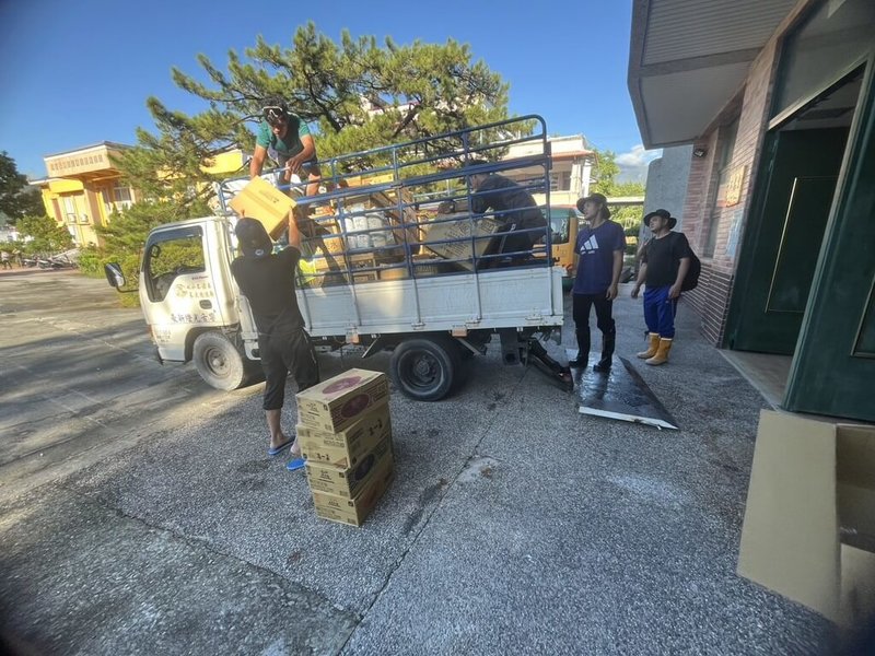 花蓮馬太鞍溪堰塞湖23日溢流釀災,一間搬家公司在屏東縣原鄉來義鄉號召公益行動,募集物資趕夜車送暖到災區。(豪新企業社提供)中央社記者黃郁菁傳真 114年9月25日